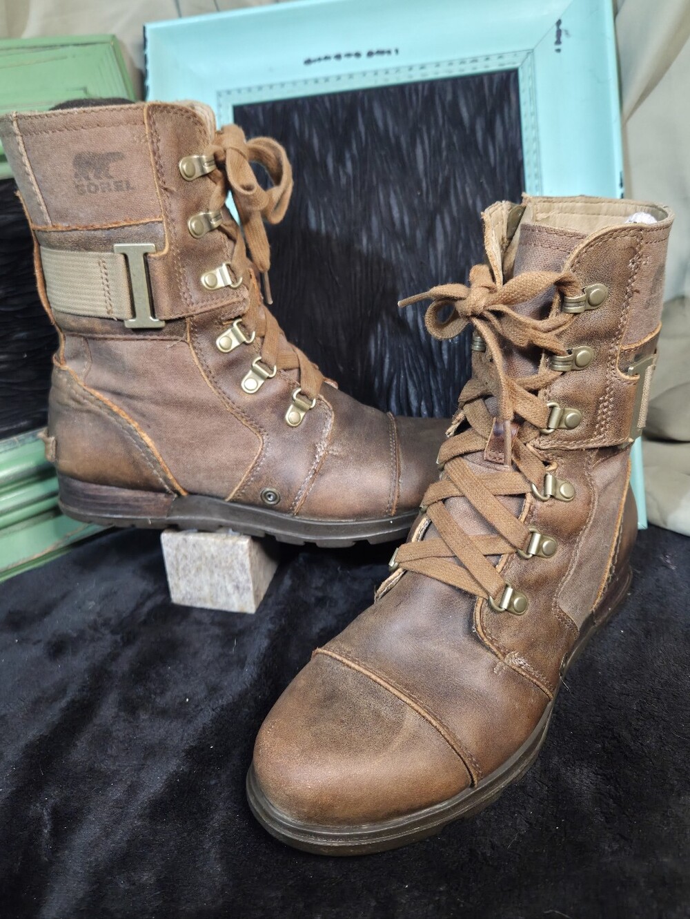 Sorel Women's Major Carly Combat Boots in the Nutmeg & Flax Size 7.5